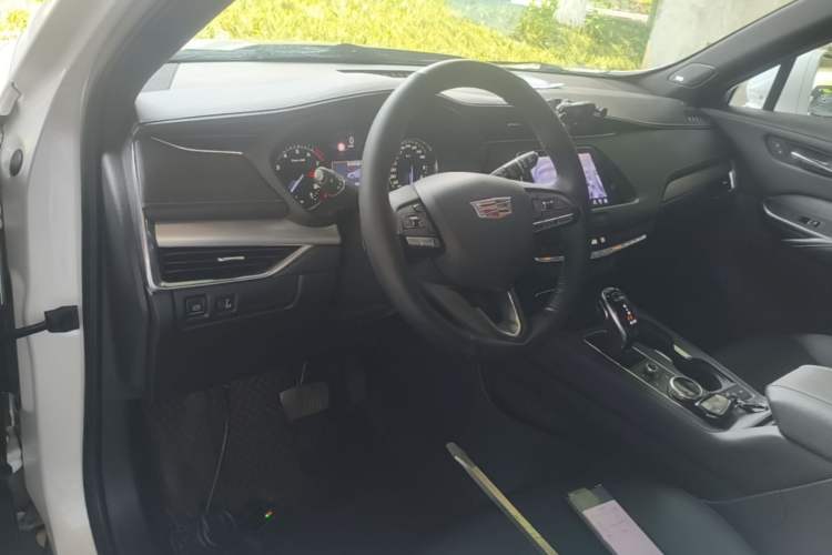Used Cadillac XT4 2018 28T Two-Wheel Drive Leading Version Center Console