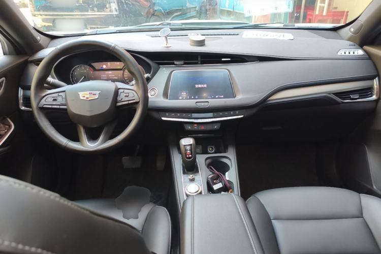 Used Cadillac XT4 2018 28T Two-Wheel Drive Leading Version Center Console