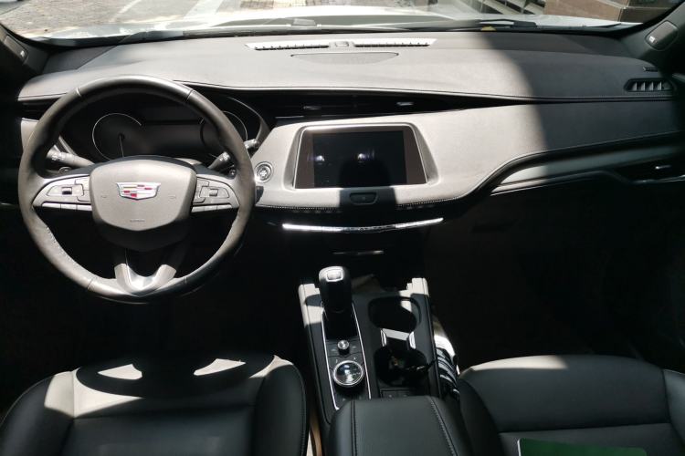 Used Cadillac XT4 2018 28T Two-Wheel Drive Leading Version Center Console
