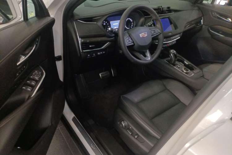 Used Cadillac XT4 2018 28T 4x4 Platinum Sport Edition Driver Seat