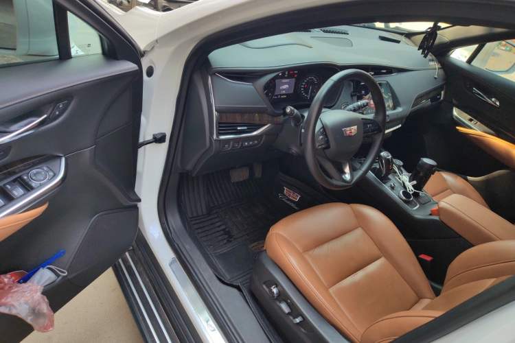 Used Cadillac XT4 2018 28T 4x4 Platinum Edition Driver Seat