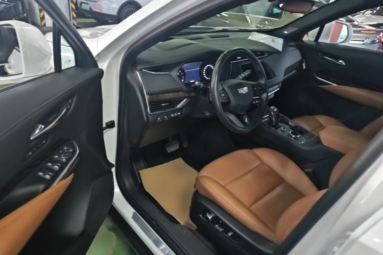 Used Cadillac XT4 2018 28T 4x4 Platinum Edition Driver Seat
