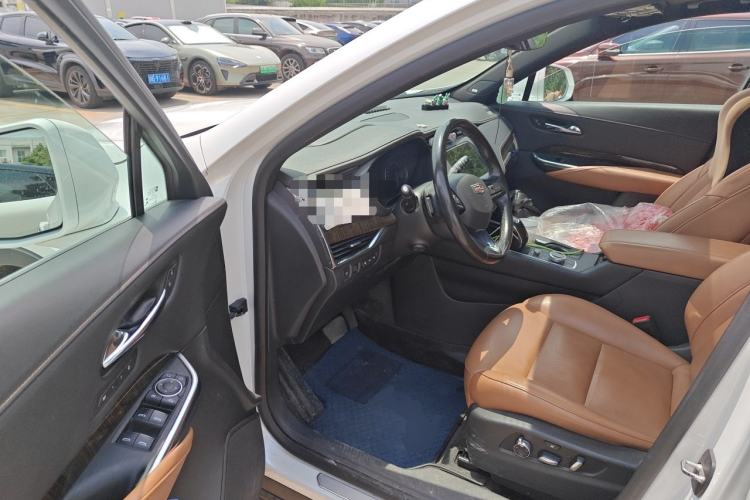 Used Cadillac XT4 2018 28T 4x4 Platinum Edition Driver Seat