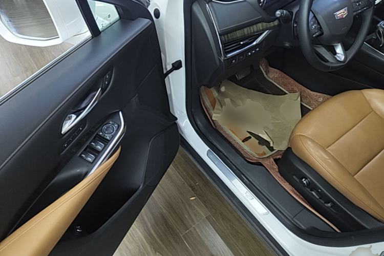 Used Cadillac XT4 2018 28T 4x4 Platinum Edition Driver Seat