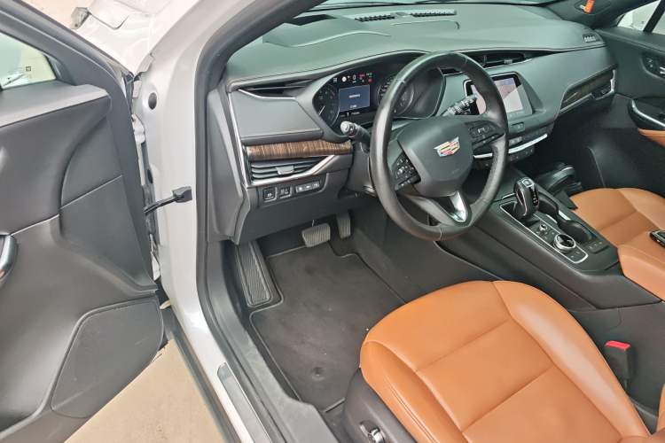 Used Cadillac XT4 2018 28T 4x4 Platinum Edition Driver Seat