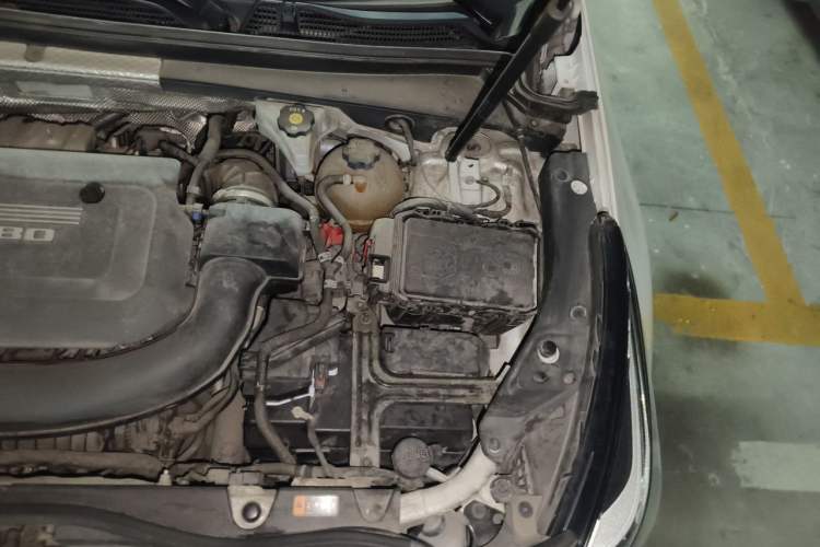Used Cadillac XT4 2018 28T Two-Wheel-Drive Luxury Model Engine Bay Left