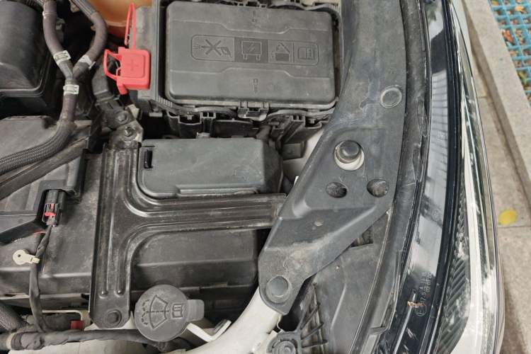 Used Cadillac XT4 2018 28T Two-Wheel Drive Luxury Sport Model Engine Bay Left