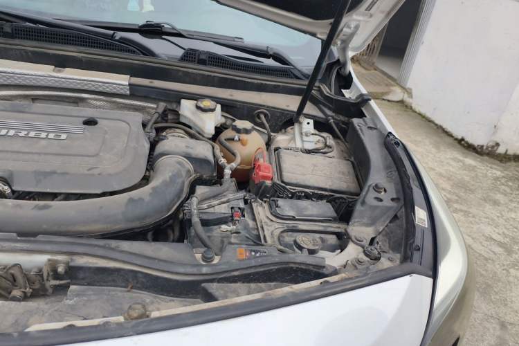 Used Cadillac XT4 2018 28T Two-Wheel-Drive Luxury Model Engine Bay Left