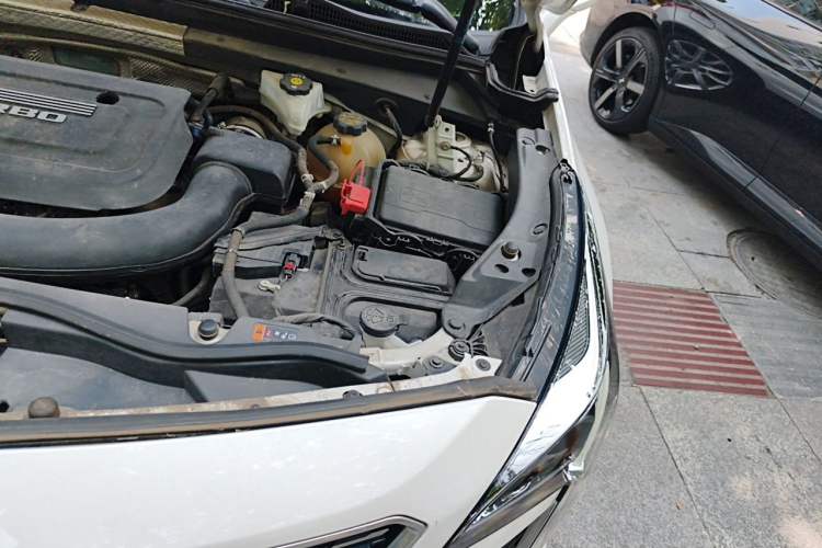 Used Cadillac XT4 2018 28T Two-Wheel Drive Tech Version Engine Bay Left