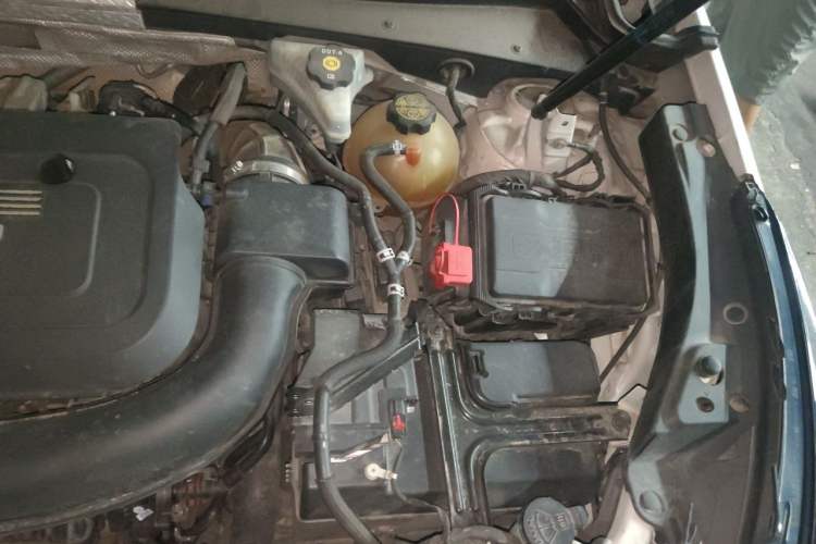 Used Cadillac XT4 2018 28T Two-Wheel-Drive Luxury Model Engine Bay Left