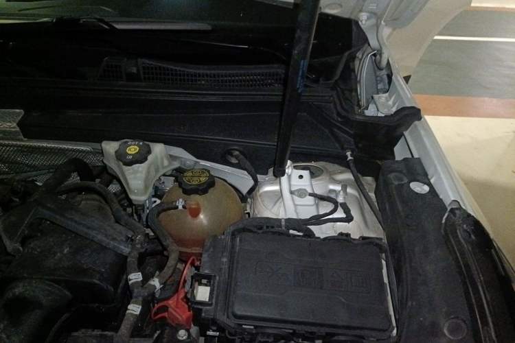 Used Cadillac XT4 2018 28T Two-Wheel-Drive Luxury Model Engine Bay Left