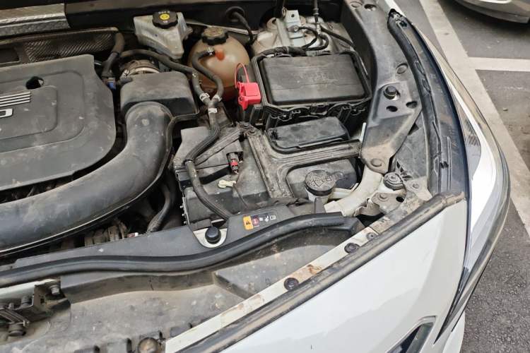 Used Cadillac XT4 2018 28T Two-Wheel-Drive Luxury Model Engine Bay Left