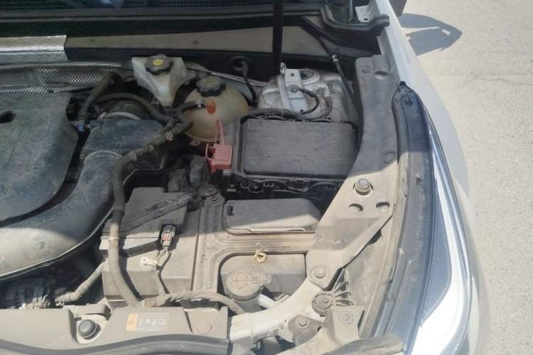 Used Cadillac XT4 2018 28T Two-Wheel Drive Tech Version Engine Bay Left