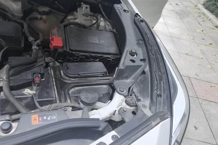 Used Cadillac XT4 2018 28T Two-Wheel-Drive Luxury Model Engine Bay Left