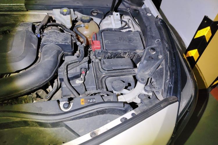 Used Cadillac XT4 2018 28T Two-Wheel Drive Luxury Sport Model Engine Bay Left