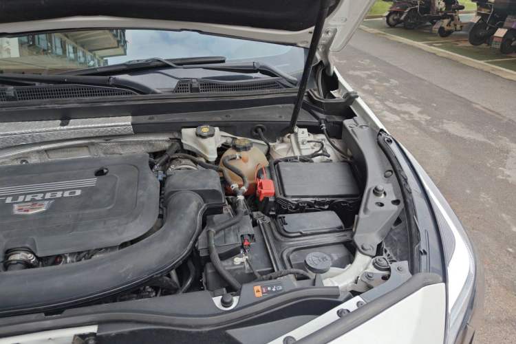 Used Cadillac XT4 2018 28T Two-Wheel-Drive Luxury Model Engine Bay Left