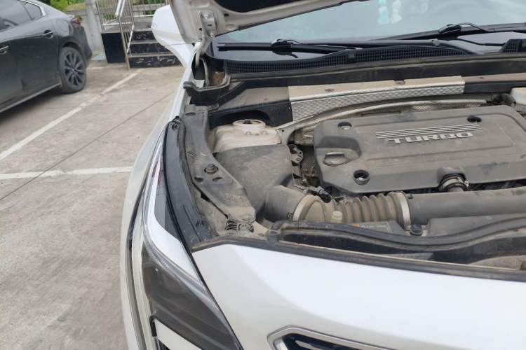 Used Cadillac XT4 2018 28T Two-Wheel-Drive Luxury Model Engine Bay Right