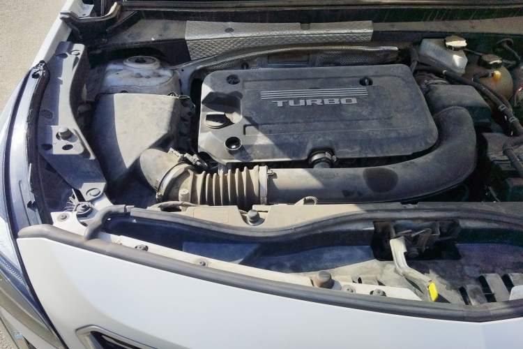 Used Cadillac XT4 2018 28T Two-Wheel-Drive Luxury Model Engine Bay Right