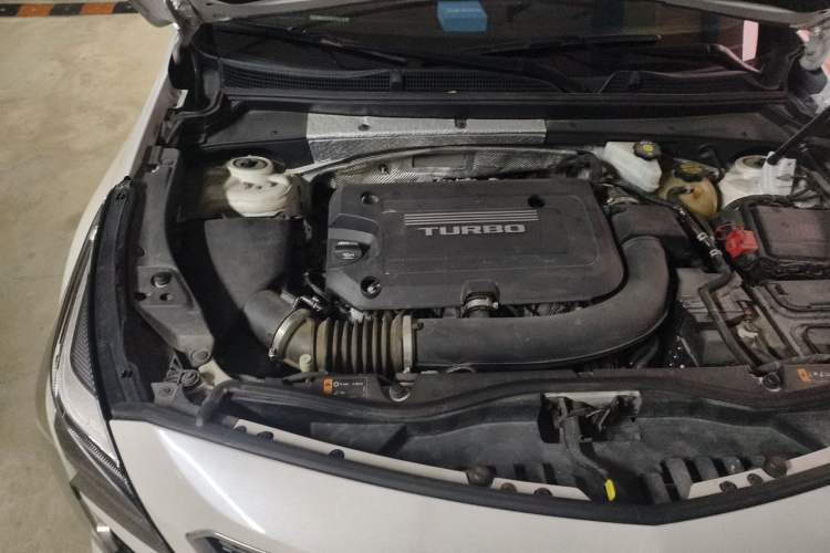 Used Cadillac XT4 2018 28T Two-Wheel-Drive Luxury Model Engine Bay Right
