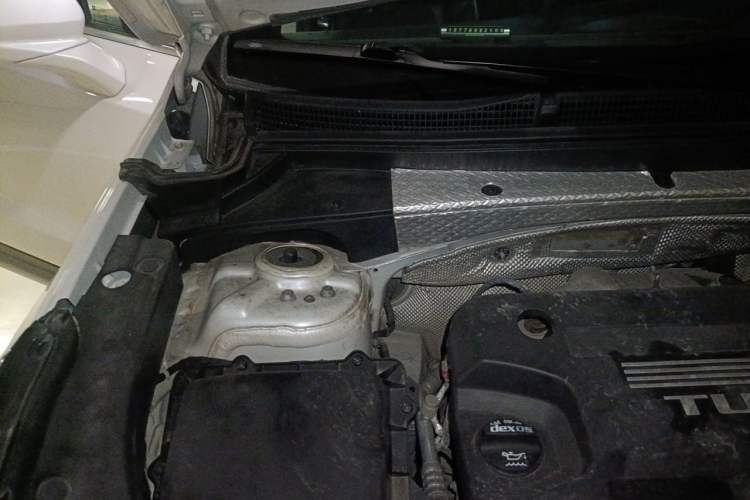 Used Cadillac XT4 2018 28T Two-Wheel-Drive Luxury Model Engine Bay Right
