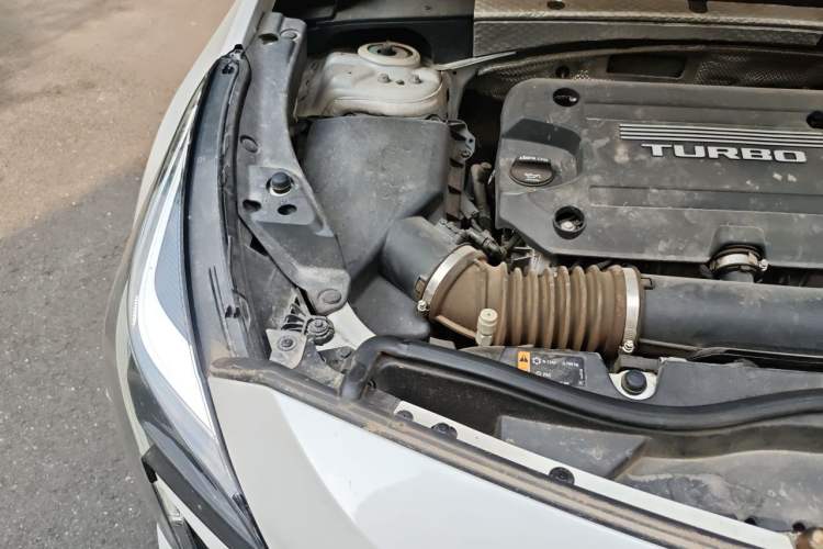 Used Cadillac XT4 2018 28T Two-Wheel-Drive Luxury Model Engine Bay Right