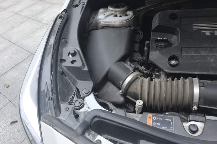 Used Cadillac XT4 2018 28T Two-Wheel-Drive Luxury Model Engine Bay Right