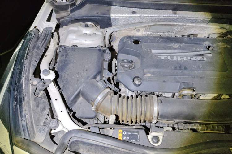 Used Cadillac XT4 2018 28T Two-Wheel Drive Luxury Sport Model Engine Bay Right