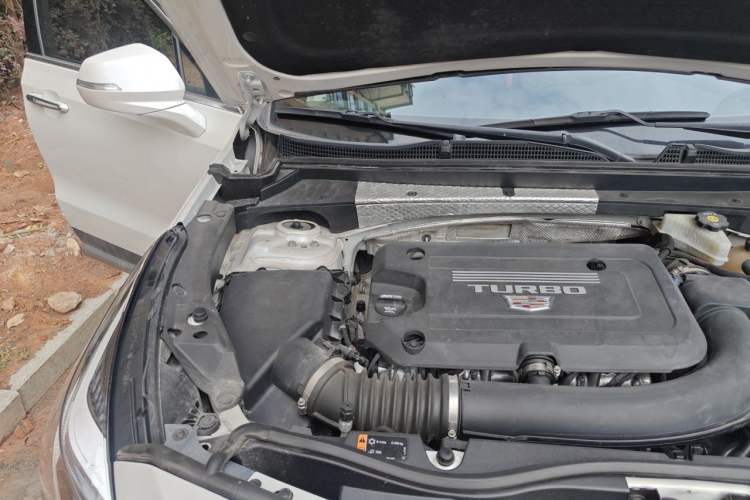 Used Cadillac XT4 2018 28T Two-Wheel-Drive Luxury Model Engine Bay Right