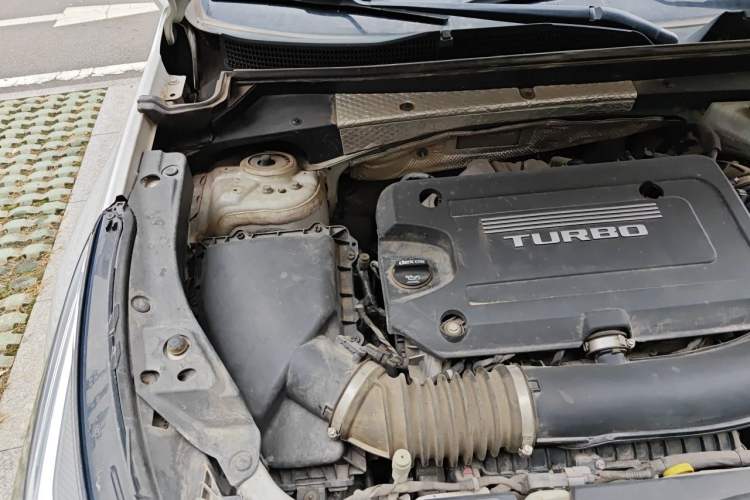 Used Cadillac XT4 2018 28T Two-Wheel-Drive Luxury Model Engine Bay Right