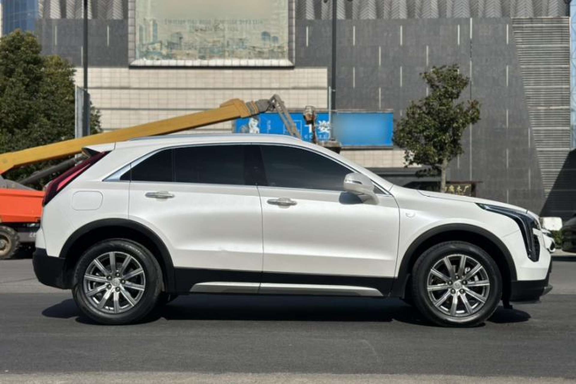 Used Cadillac XT4 2018 28T Two-Wheel-Drive Luxury Model Exterior 3