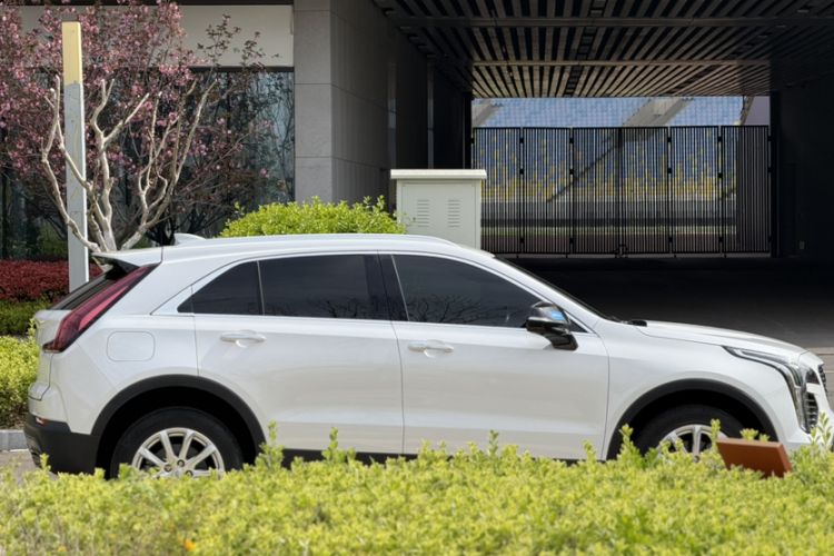 Used Cadillac XT4 2018 28T Two-Wheel Drive Tech Version Exterior 3