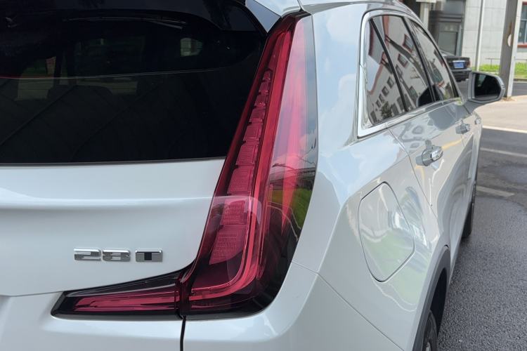 Used Cadillac XT4 2018 28T Two-Wheel-Drive Luxury Model Exterior 3