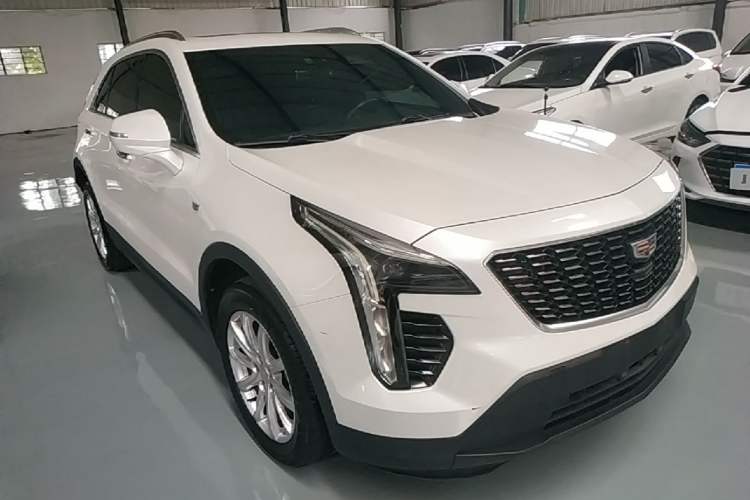 Used Cadillac XT4 2018 28T Two-Wheel Drive Tech Version Front Right 45 Deg