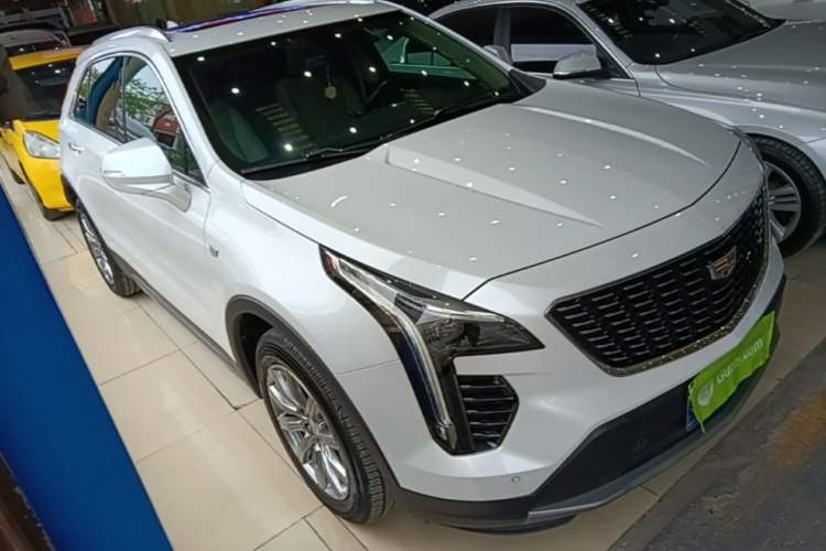 Used Cadillac XT4 2018 28T Two-Wheel-Drive Luxury Model Front Right 45 Deg