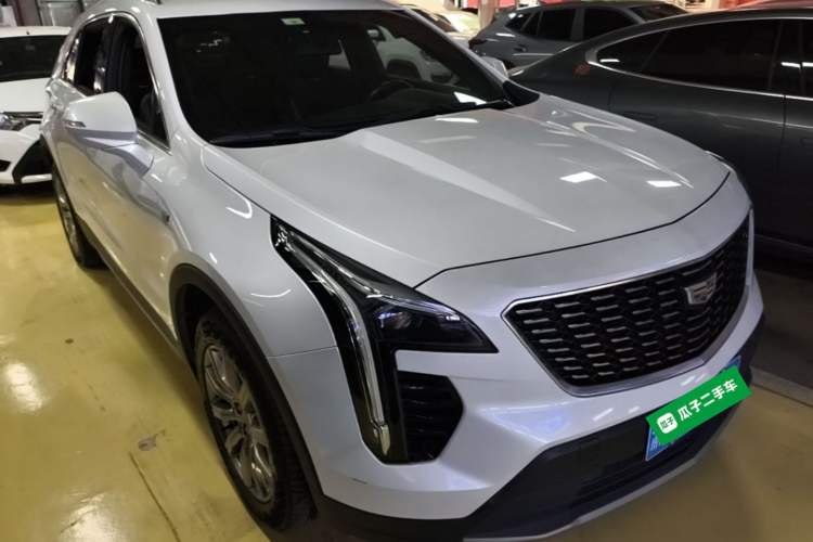 Used Cadillac XT4 2018 28T Two-Wheel-Drive Luxury Model Front Right 45 Deg