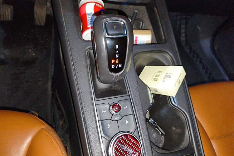 Used Cadillac XT4 2018 28T 4x4 Platinum Edition Gear Lever