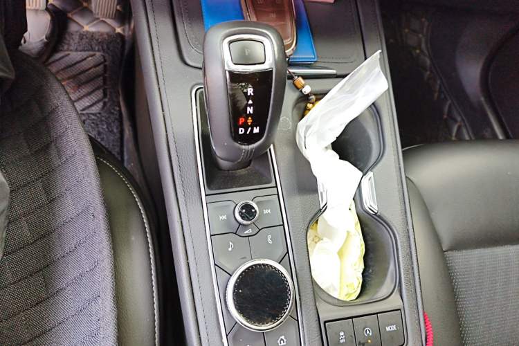 Used Cadillac XT4 2018 28T Two-Wheel Drive Tech Version Gear Lever