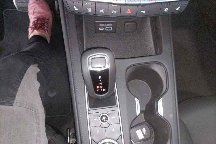 Used Cadillac XT4 2018 28T 4x4 Platinum Sport Edition Gear Lever