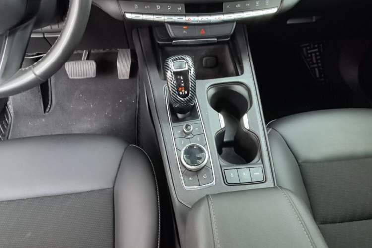 Used Cadillac XT4 2018 28T Two-Wheel Drive Tech Version Gear Lever