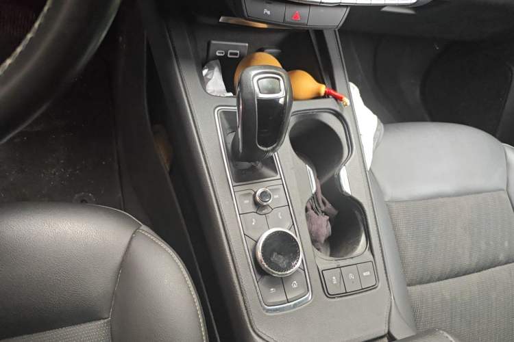 Used Cadillac XT4 2018 28T Two-Wheel Drive Tech Version Gear Lever
