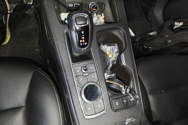 Used Cadillac XT4 2018 28T Two-Wheel Drive Luxury Sport Model Gear Lever