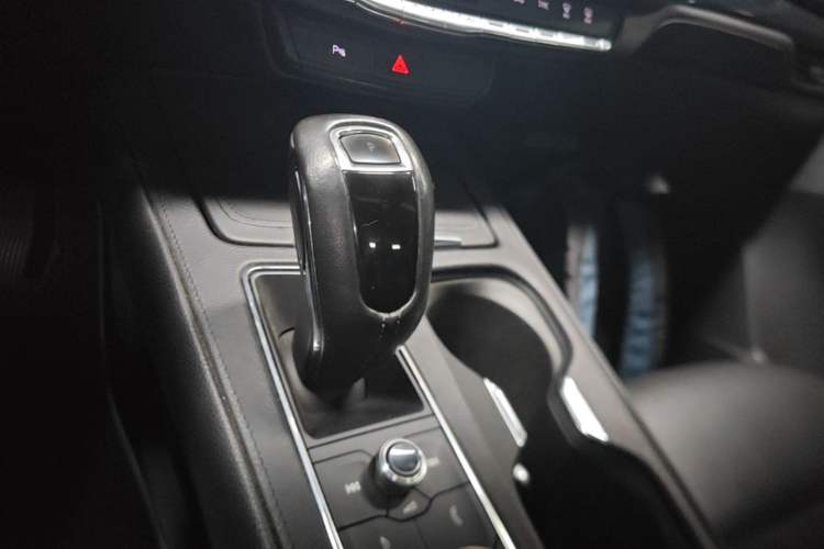 Used Cadillac XT4 2018 28T Two-Wheel Drive Tech Version Gear Lever