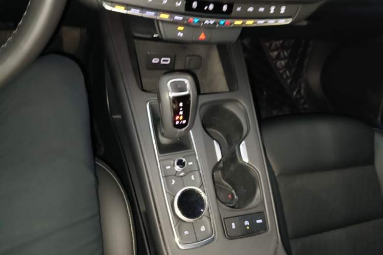 Used Cadillac XT4 2018 28T Two-Wheel Drive Tech Version Gear Lever