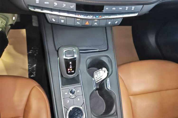 Used Cadillac XT4 2018 28T 4x4 Platinum Edition Gear Lever