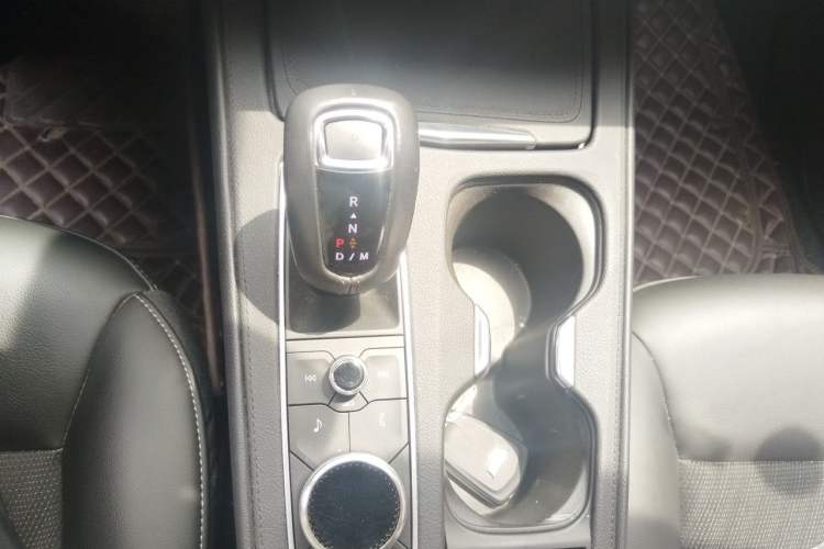 Used Cadillac XT4 2018 28T Two-Wheel Drive Tech Version Gear Lever