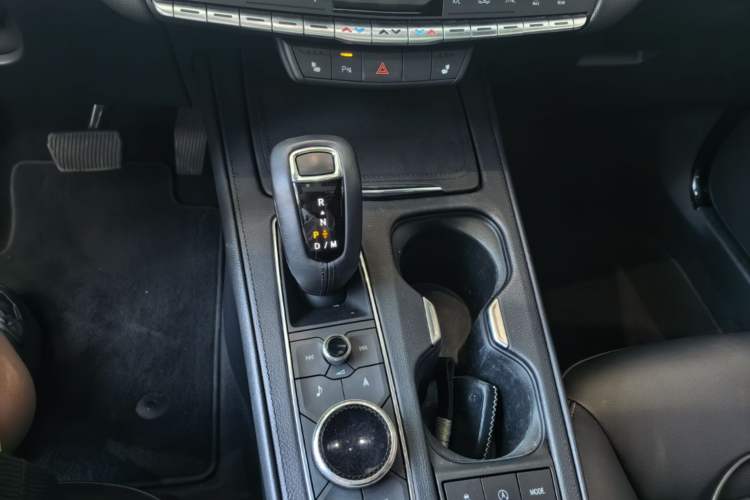 Used Cadillac XT4 2018 28T Two-Wheel Drive Leading Version Gear Lever