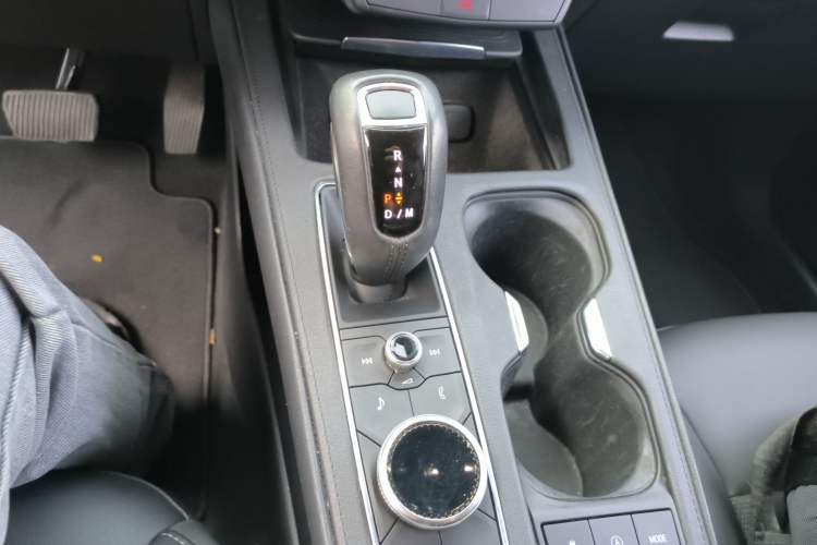 Used Cadillac XT4 2018 28T Two-Wheel Drive Tech Version Gear Lever