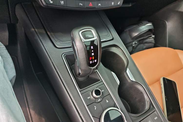Used Cadillac XT4 2018 28T 4x4 Platinum Edition Gear Lever