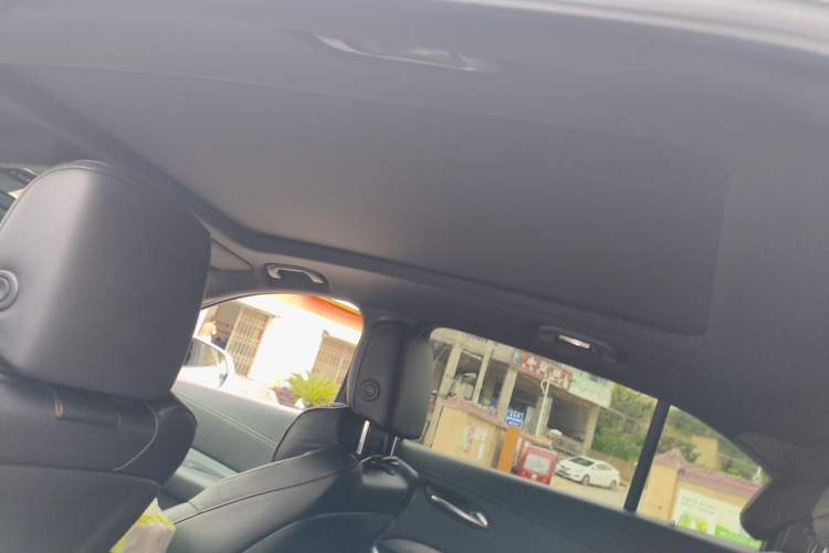Used Cadillac XT4 2018 28T Two-Wheel-Drive Luxury Model Headliner