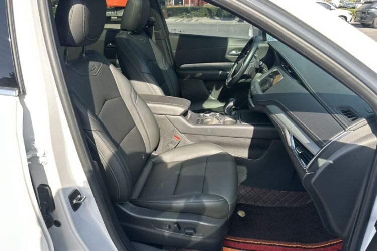 Used Cadillac XT4 2018 28T Two-Wheel-Drive Luxury Model Interior 11